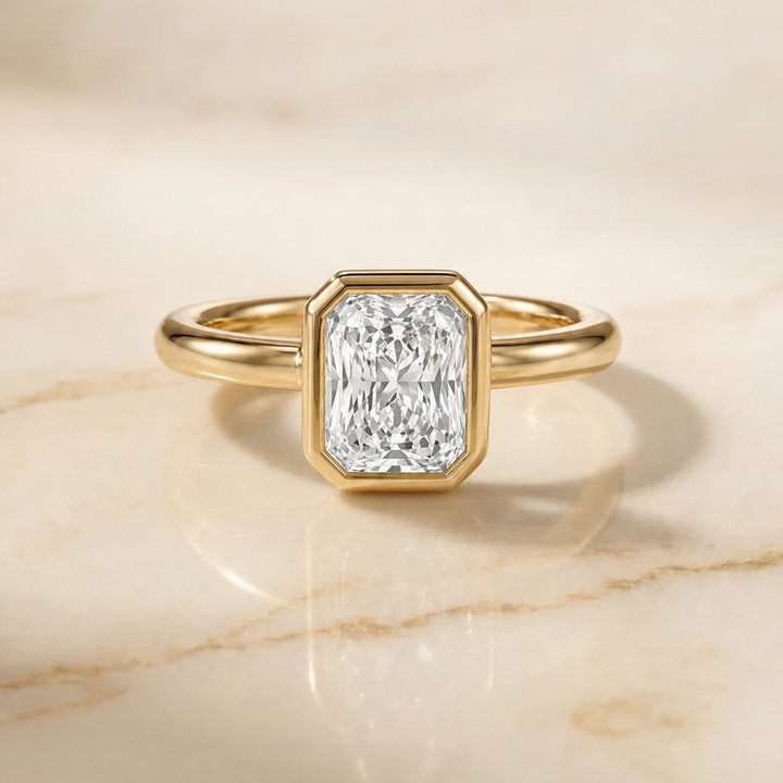 ตัวเรือนแหวนหมั้นเพชร Agnes ทรงเรเดียนท์ ฝังหุ้มขอบ ทองคำเหลือง 18K จาก RockHer