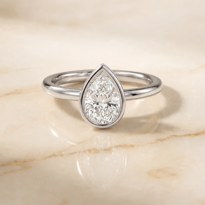 ตัวเรือนแหวนหมั้นเพชร Agnes ทรงหยดน้ำ ฝังหุ้มขอบ ทองคำขาว 18K จาก RockHer