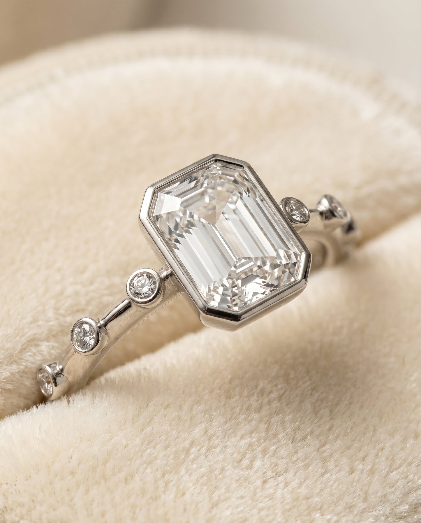 ตัวเรือนแหวนหมั้น Brandi Bezel Solitaire สำหรับเพชรทรงมรกตในแพลทินัม
