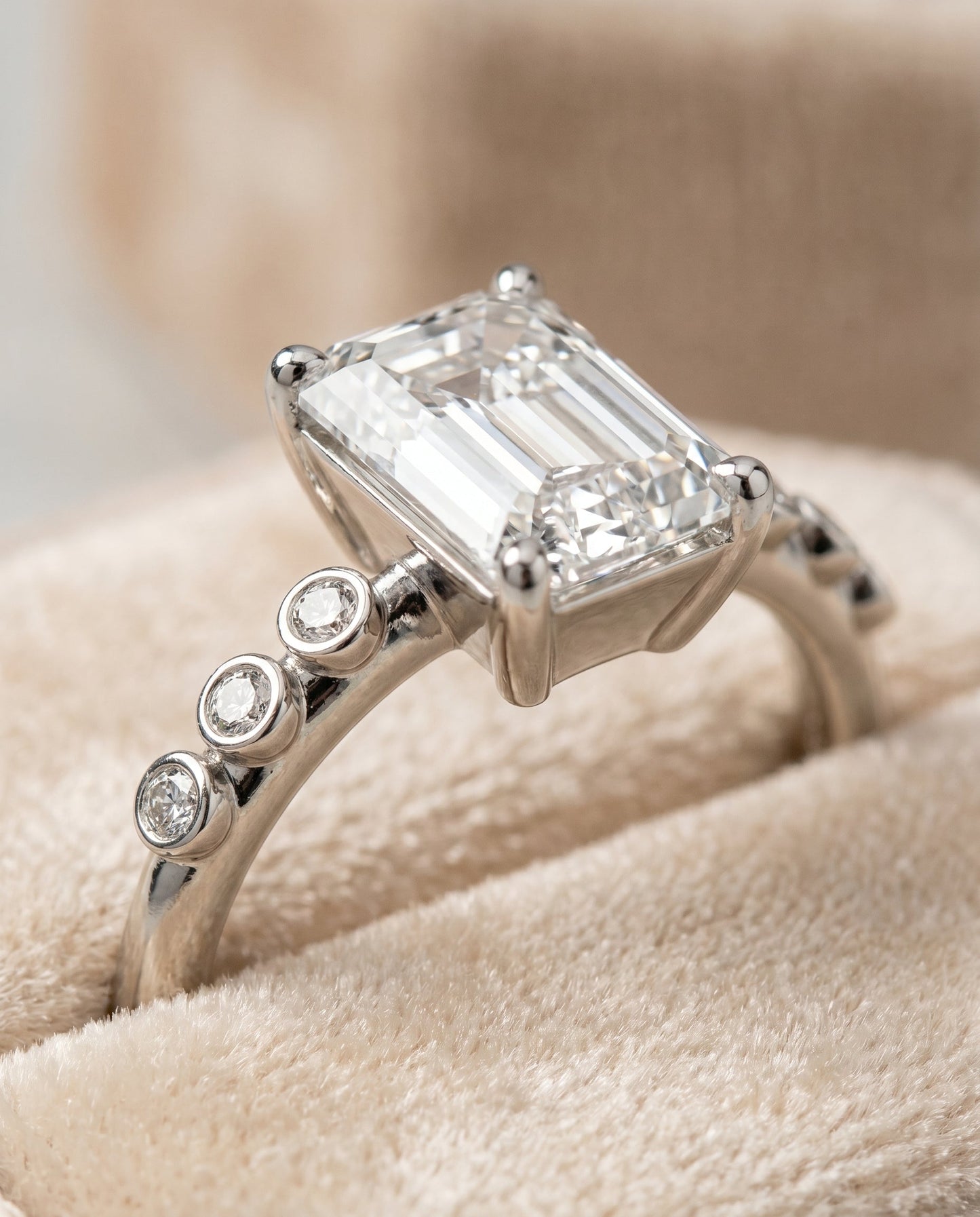 ตัวเรือนแหวนหมั้นเพชรเม็ดเดี่ยวทรง Peggy Bezel สำหรับเพชรทรง Emerald Cut ทำจากทองคำขาว 18K