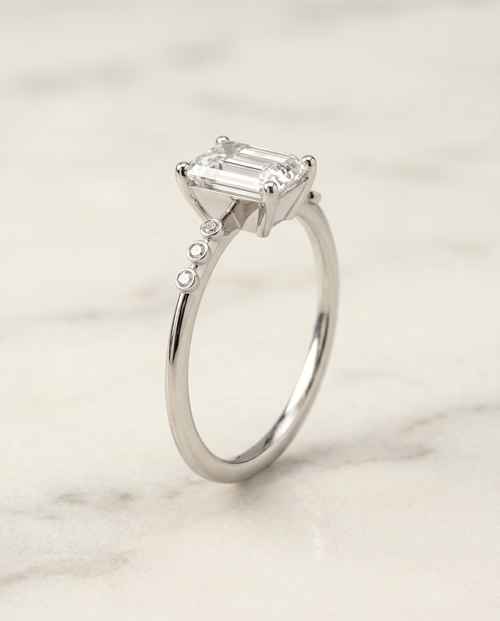 ตัวเรือนแหวนหมั้นเพชรเม็ดเดี่ยวทรง Peggy Bezel สำหรับเพชรทรง Emerald Cut ทำจากทองคำขาว 18K