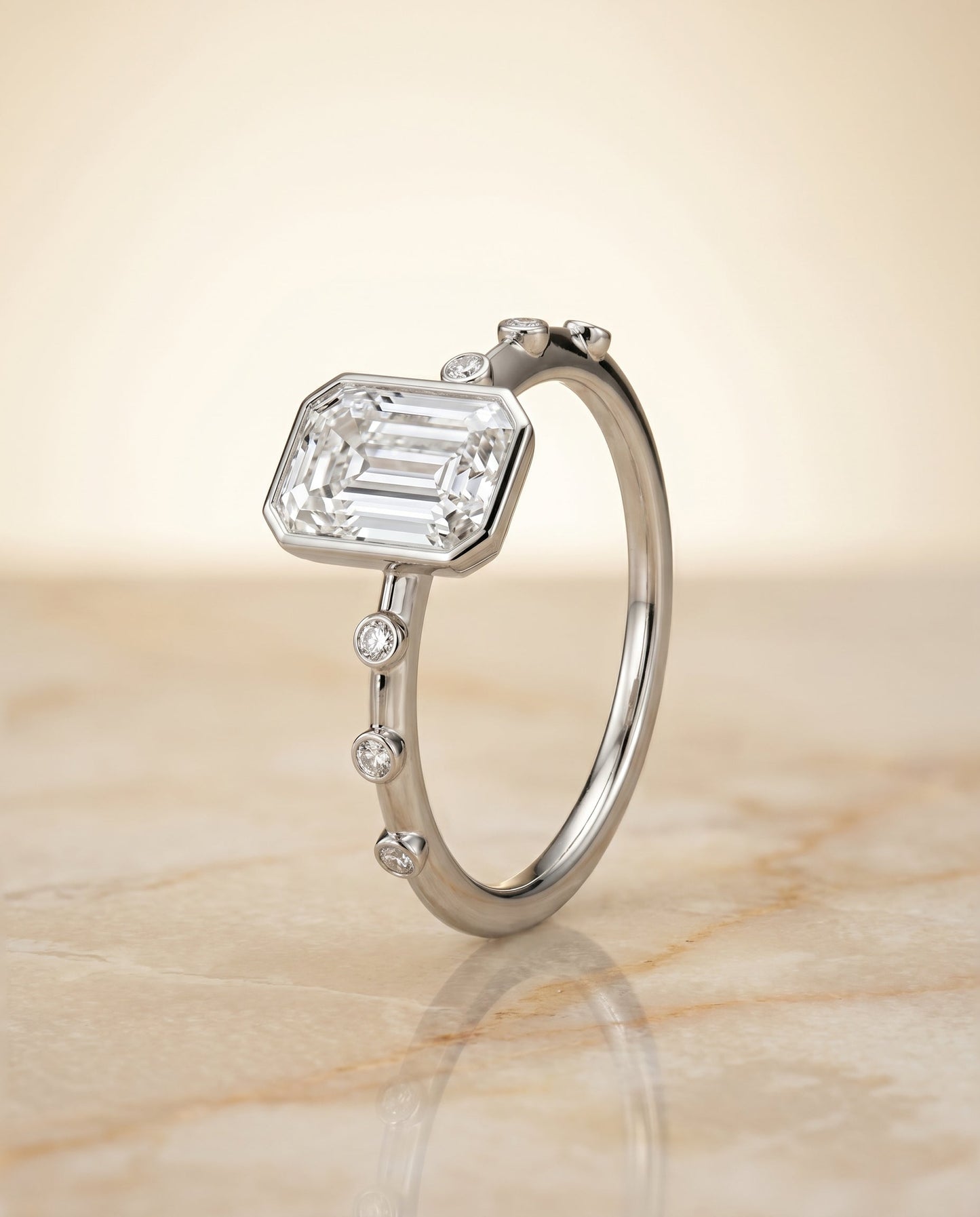ตัวเรือนแหวนหมั้น Brandi Bezel Solitaire สำหรับเพชรทรงมรกตในแพลทินัม