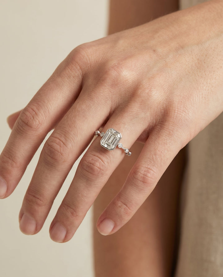 ตัวเรือนแหวนหมั้น Brandi Bezel Solitaire สำหรับเพชรทรงมรกต ทองคำขาว 18K