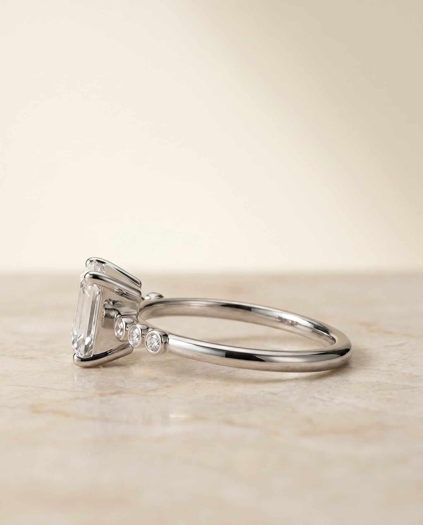 ตัวเรือนแหวนหมั้นเพชรเม็ดเดี่ยวทรง Peggy Bezel สำหรับเพชรทรง Emerald Cut ทำจากทองคำขาว 18K