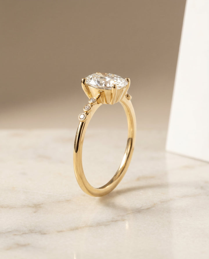 ตัวเรือนแหวนหมั้นเพชรเม็ดเดี่ยว Peggy Bezel สำหรับเพชรรูปไข่ ทองคำ 18K