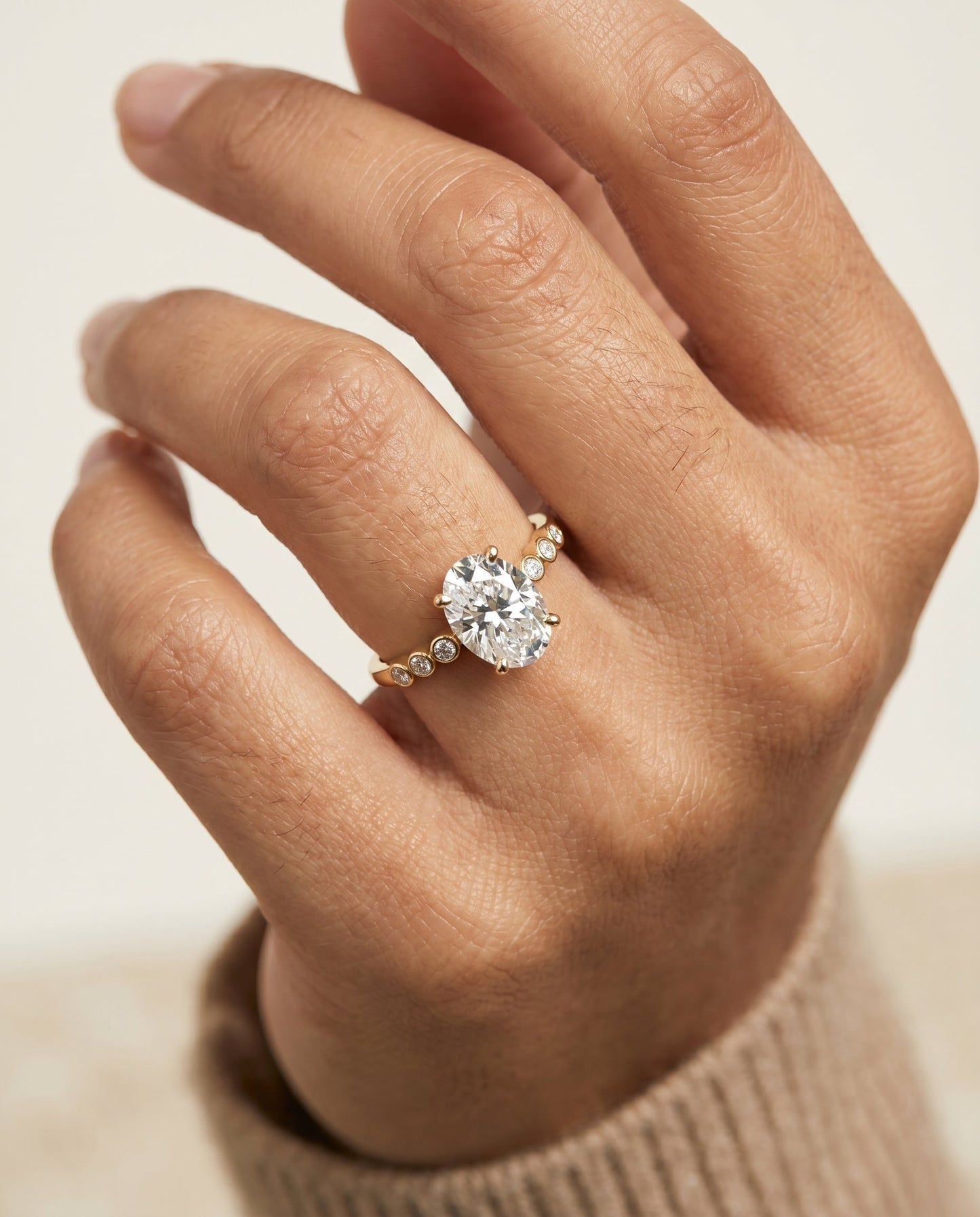 Peggy Select Bezel Accent Solitaire Oval in 18K Yellow Gold – view 3