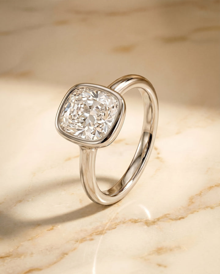 ตัวเรือนแหวนหมั้น Agnes Bezel Solitaire สำหรับเพชรทรงหมอนในแพลทินัม