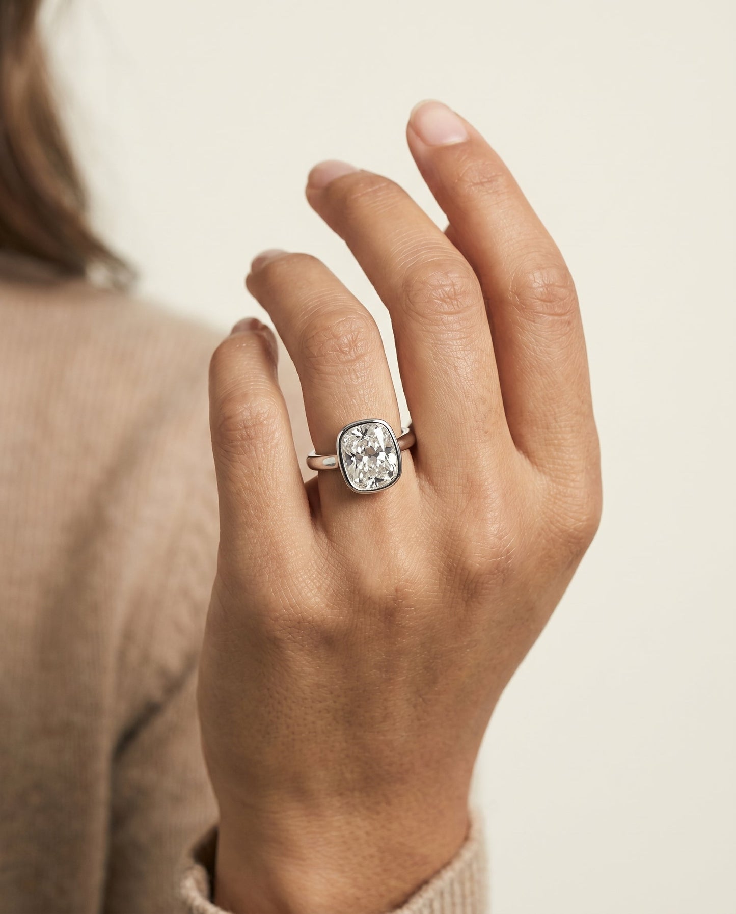 แหวนหมั้น Agnes Bezel Solitaire สำหรับเพชรทรง Cushion (ทรงสี่เหลี่ยมขอบมน) ทองคำขาว 18K