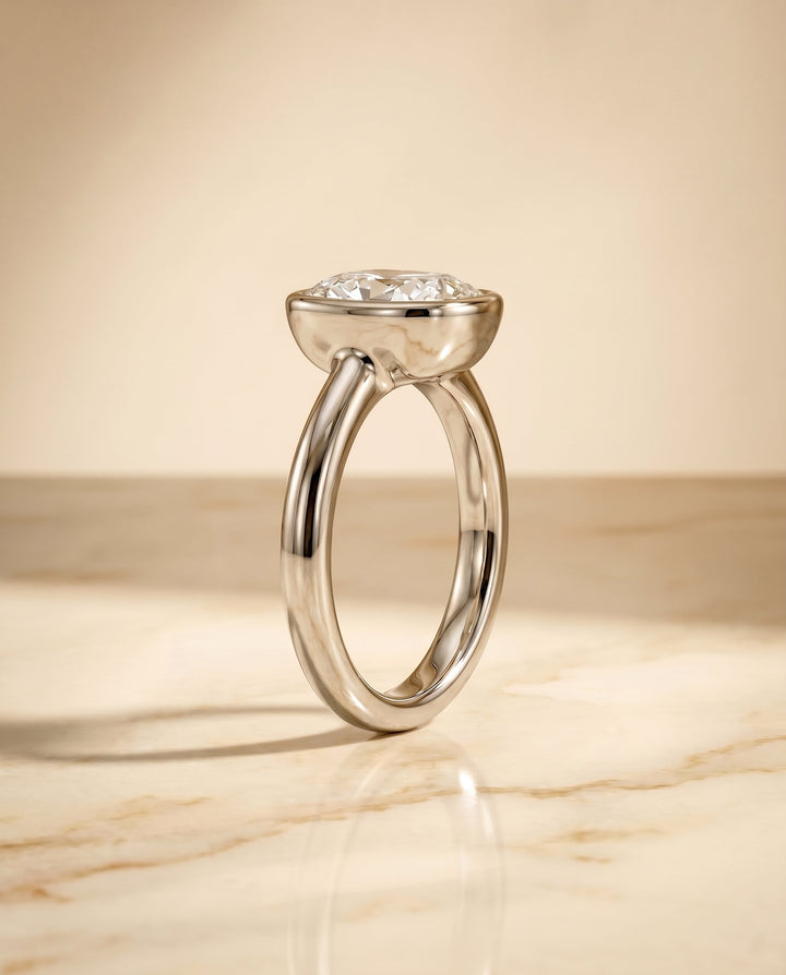 แหวนหมั้น Agnes Bezel Solitaire สำหรับเพชรทรง Cushion (ทรงสี่เหลี่ยมขอบมน) ทองคำขาว 18K