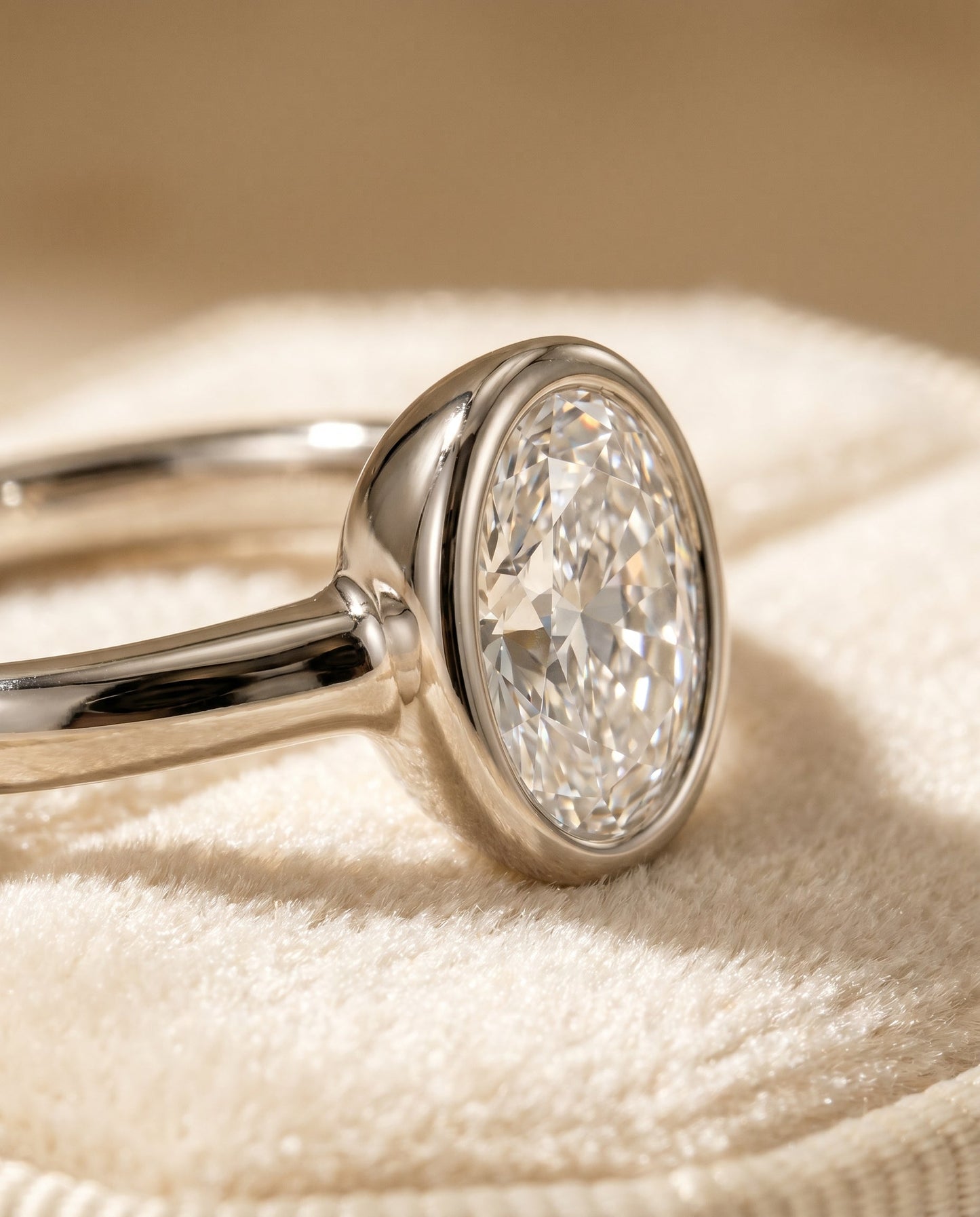 ตัวเรือนแหวนหมั้นเพชร Agnes Bezel Solitaire สำหรับเพชรทรงไข่ ตัวเรือนทองคำขาว 18K