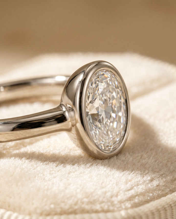 ตัวเรือนแหวนหมั้นเพชร Agnes Bezel Solitaire สำหรับเพชรทรงไข่ ตัวเรือนทองคำขาว 18K