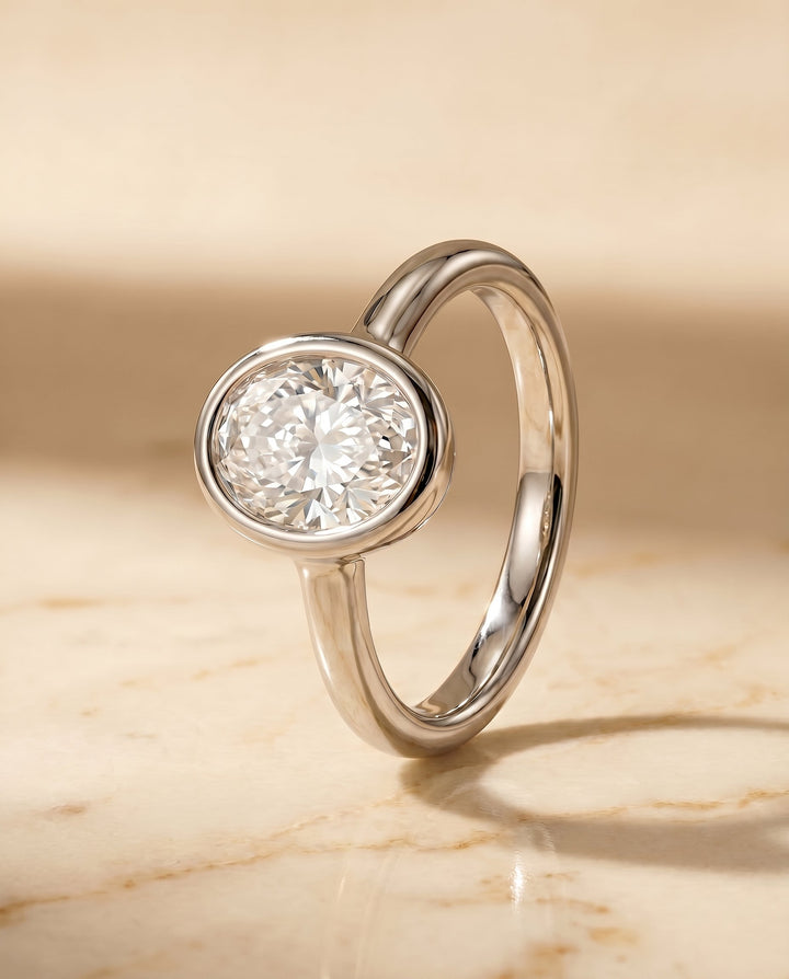 ตัวเรือนแหวนหมั้น Agnes Bezel Solitaire สำหรับเพชรรูปไข่ในแพลทินัม