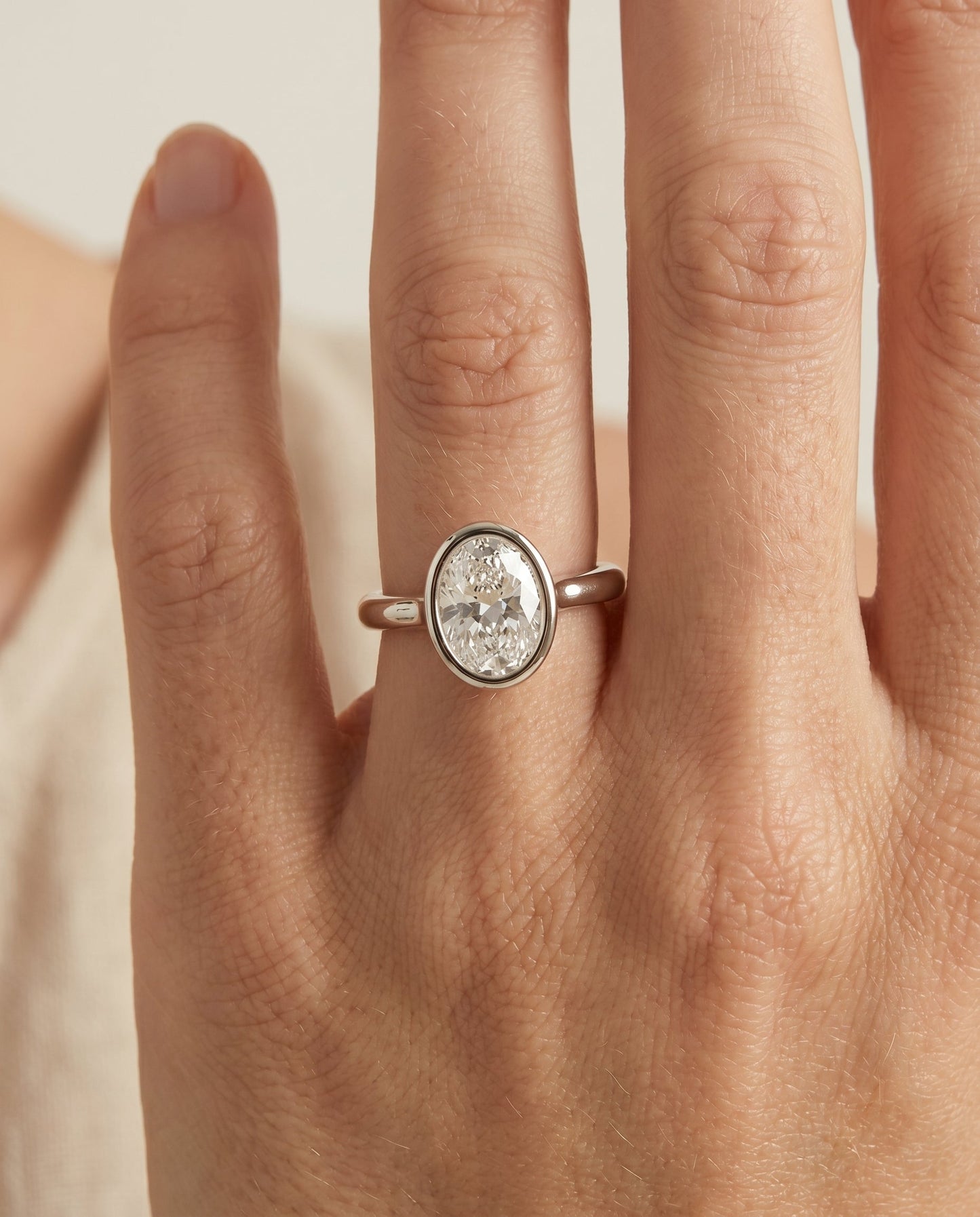 ตัวเรือนแหวนหมั้นเพชร Agnes Bezel Solitaire สำหรับเพชรทรงไข่ ตัวเรือนทองคำขาว 18K