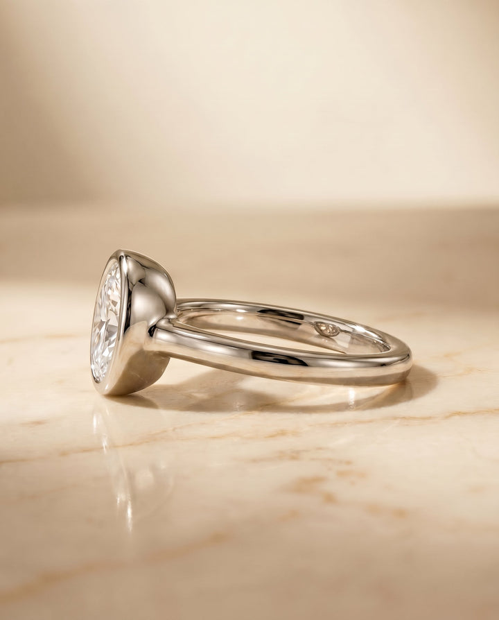 ตัวเรือนแหวนหมั้นเพชร Agnes Bezel Solitaire สำหรับเพชรทรงไข่ ตัวเรือนทองคำขาว 18K