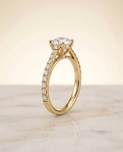 ตัวเรือนแหวนหมั้นเพชร Donna ทรงกลม ฝังปาเว่ ทองคำเหลือง 18K จาก RockHer