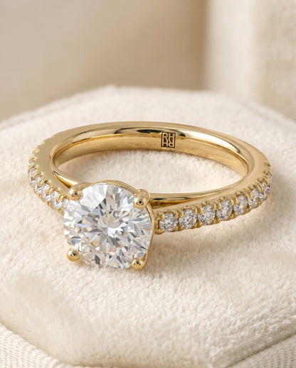 ตัวเรือนแหวนหมั้นเพชร Donna ทรงกลม ฝังปาเว่ ทองคำเหลือง 18K จาก RockHer