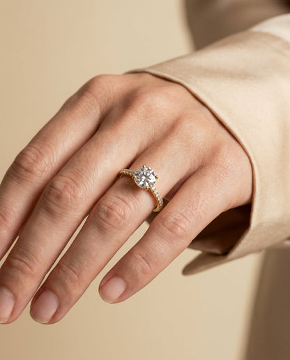 ตัวเรือนแหวนหมั้นเพชร Donna ทรงกลม ฝังปาเว่ ทองคำเหลือง 18K จาก RockHer