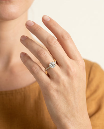 ตัวเรือนแหวนหมั้นเพชร Donna ทรงกลม ฝังปาเว่ ทองคำเหลือง 18K จาก RockHer