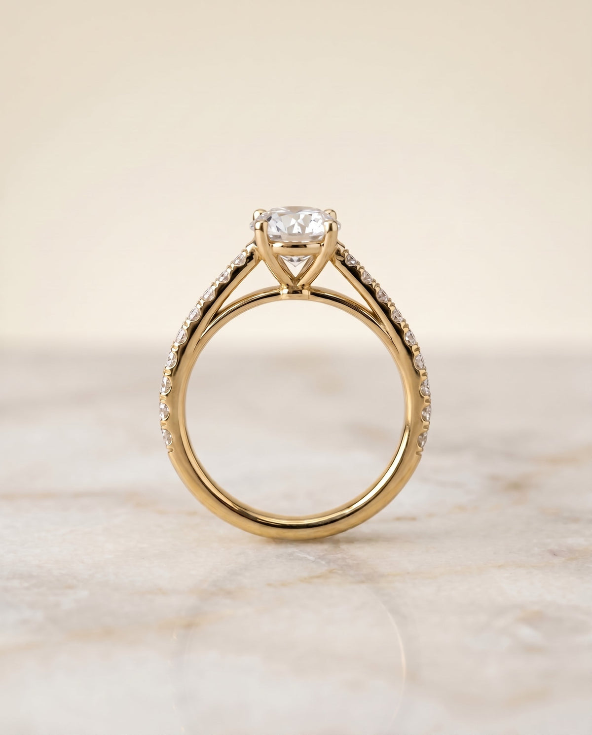 ตัวเรือนแหวนหมั้นเพชร Donna ทรงกลม ฝังปาเว่ ทองคำเหลือง 18K จาก RockHer