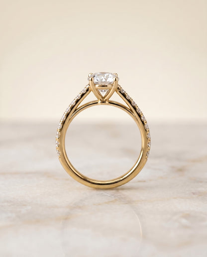 ตัวเรือนแหวนหมั้นเพชร Donna ทรงกลม ฝังปาเว่ ทองคำเหลือง 18K จาก RockHer