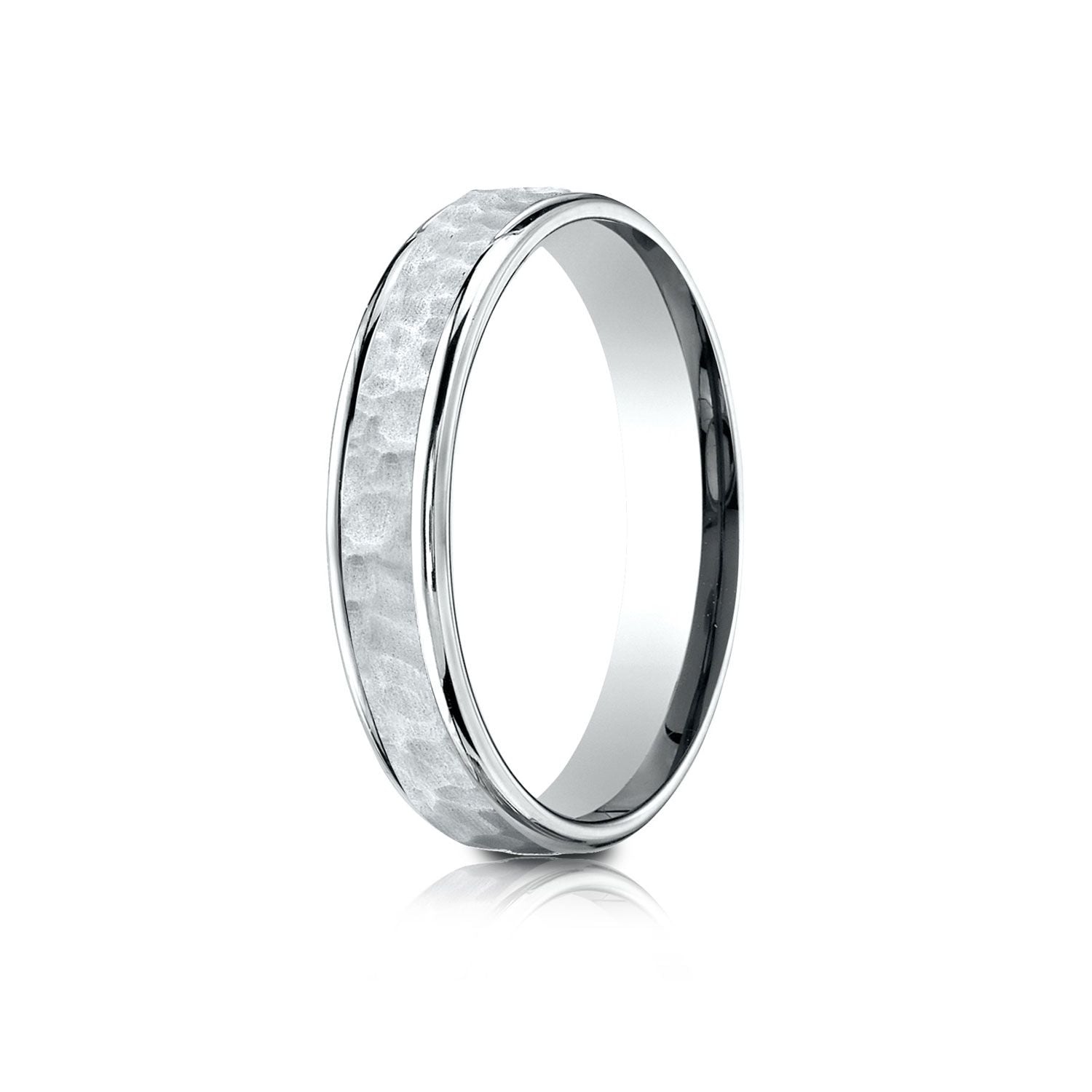 แหวนวงกลางดีไซน์ค้อนขอบขัดเงาสูง 4 มม. ใส่สบายทองคำขาว 14k