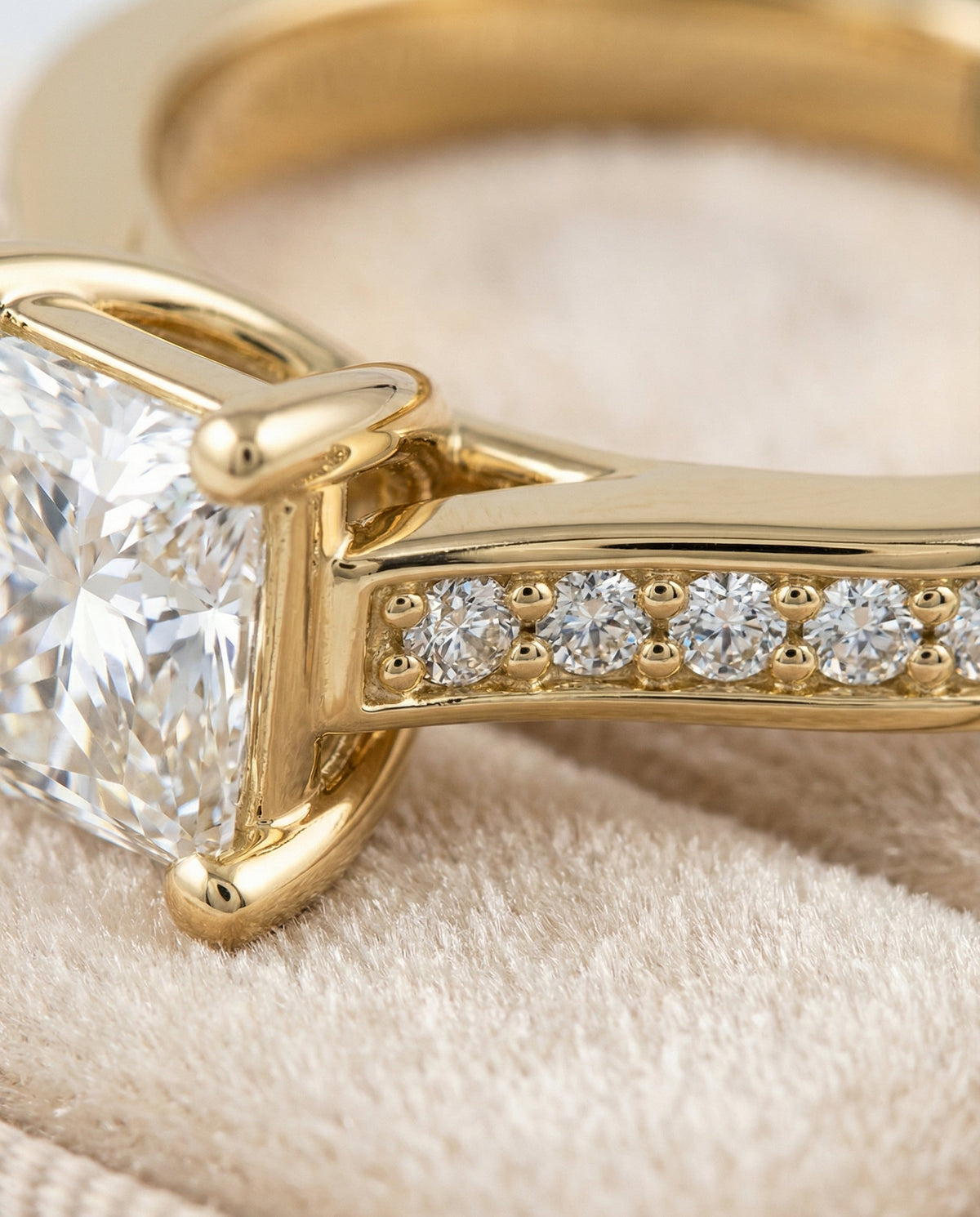 ตัวเรือนแหวนหมั้นเพชร Celesta ทรงปริ๊นเซส ฝังปาเว่ ทองคำเหลือง 18K จาก RockHer