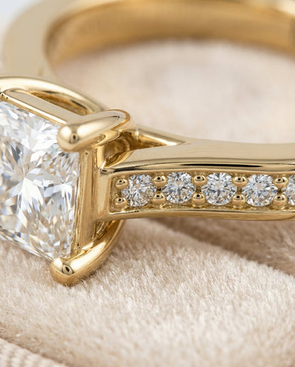 ตัวเรือนแหวนหมั้นเพชร Celesta ทรงปริ๊นเซส ฝังปาเว่ ทองคำเหลือง 18K จาก RockHer