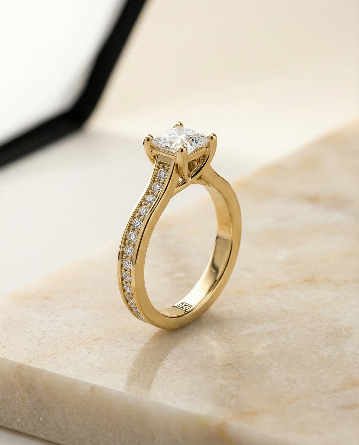 ตัวเรือนแหวนหมั้นเพชร Celesta ทรงปริ๊นเซส ฝังปาเว่ ทองคำเหลือง 18K จาก RockHer