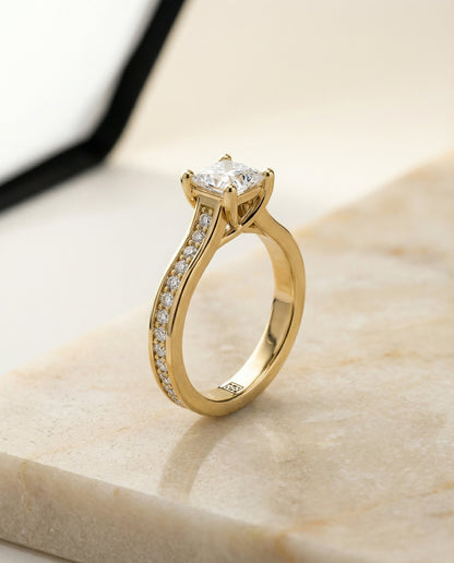 ตัวเรือนแหวนหมั้นเพชร Celesta ทรงปริ๊นเซส ฝังปาเว่ ทองคำเหลือง 18K จาก RockHer