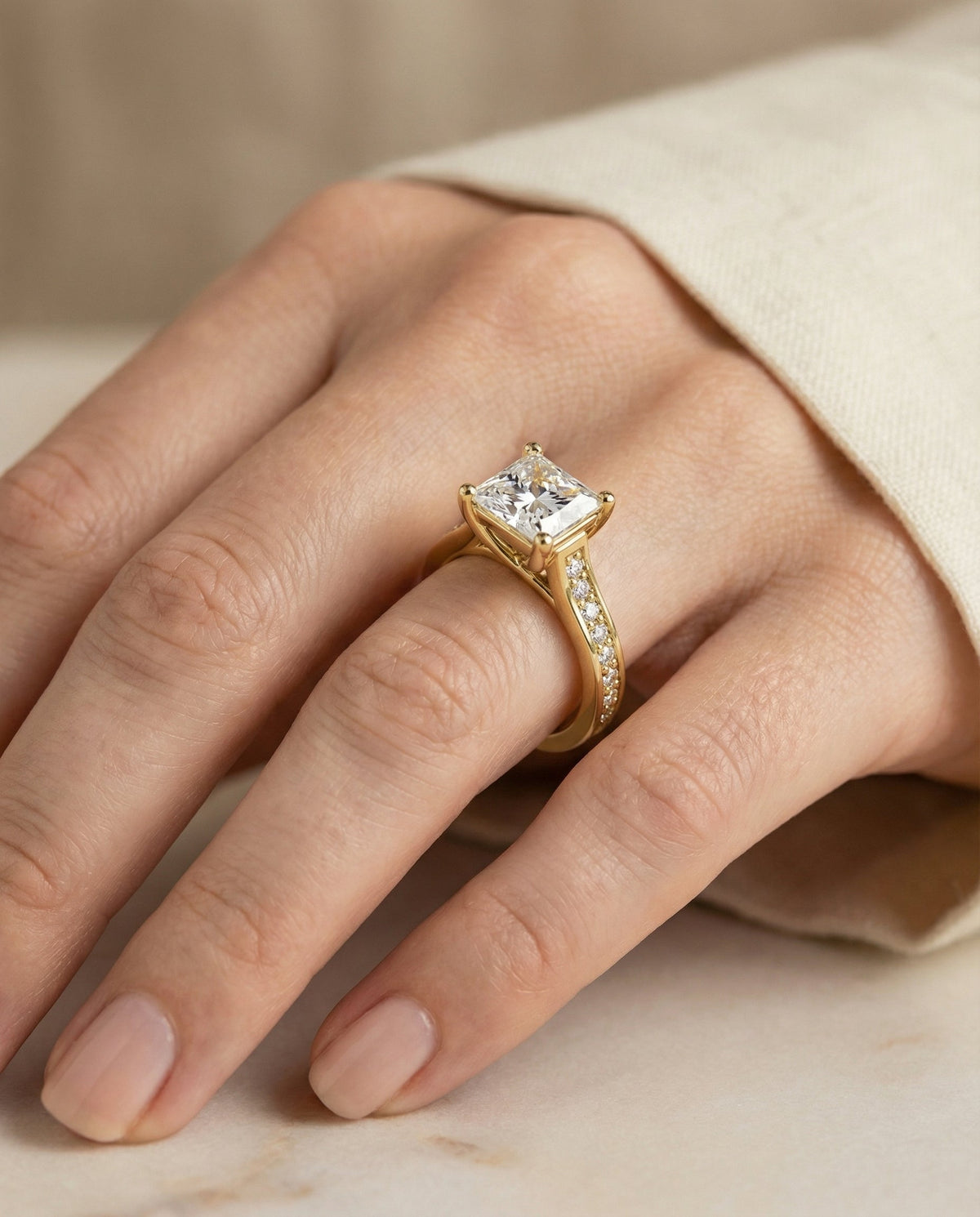 ตัวเรือนแหวนหมั้นเพชร Celesta ทรงปริ๊นเซส ฝังปาเว่ ทองคำเหลือง 18K จาก RockHer