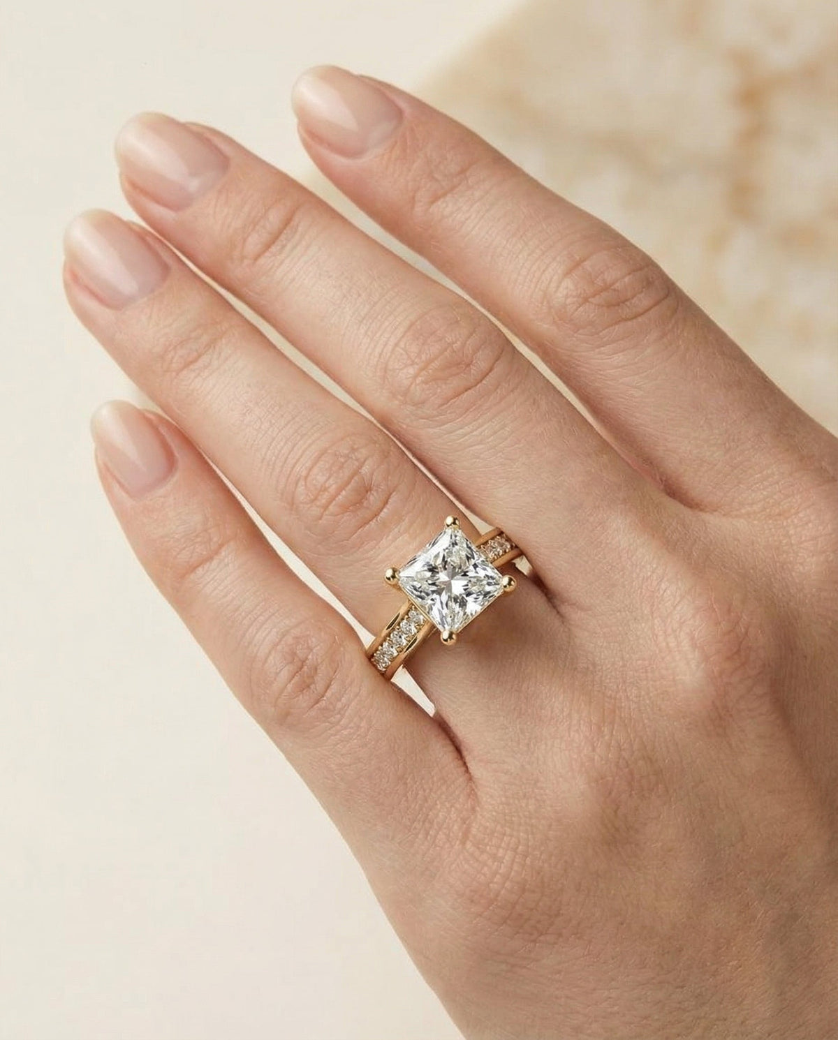 ตัวเรือนแหวนหมั้นเพชร Celesta ทรงปริ๊นเซส ฝังปาเว่ ทองคำเหลือง 18K จาก RockHer