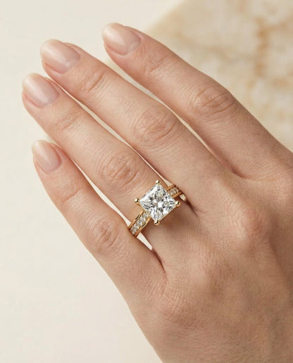 ตัวเรือนแหวนหมั้นเพชร Celesta ทรงปริ๊นเซส ฝังปาเว่ ทองคำเหลือง 18K จาก RockHer