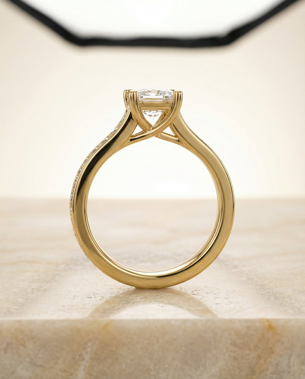 ตัวเรือนแหวนหมั้นเพชร Celesta ทรงปริ๊นเซส ฝังปาเว่ ทองคำเหลือง 18K จาก RockHer