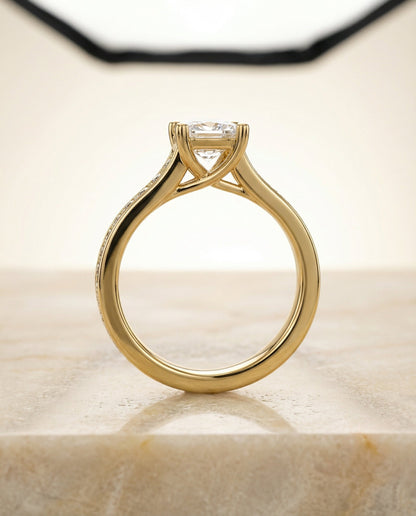 ตัวเรือนแหวนหมั้นเพชร Celesta ทรงปริ๊นเซส ฝังปาเว่ ทองคำเหลือง 18K จาก RockHer