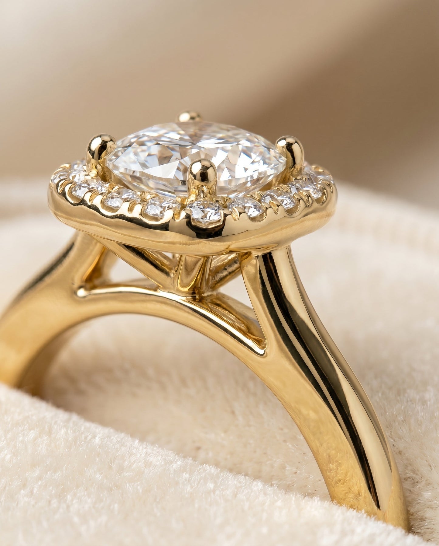 ตัวเรือนแหวนหมั้นประดับเพชรแบบ Kate Pavé Halo สำหรับเพชรทรง Cushion ผลิตจากทองคำ 18K