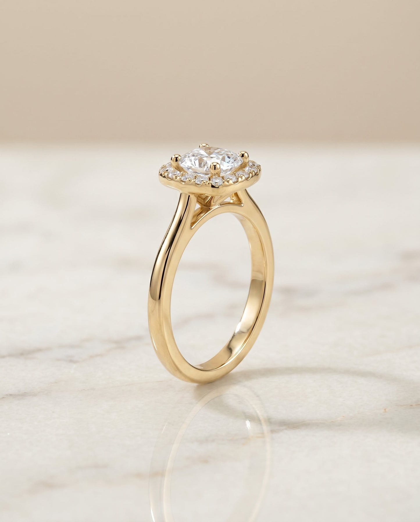 ตัวเรือนแหวนหมั้นประดับเพชรแบบ Kate Pavé Halo สำหรับเพชรทรง Cushion ผลิตจากทองคำ 18K