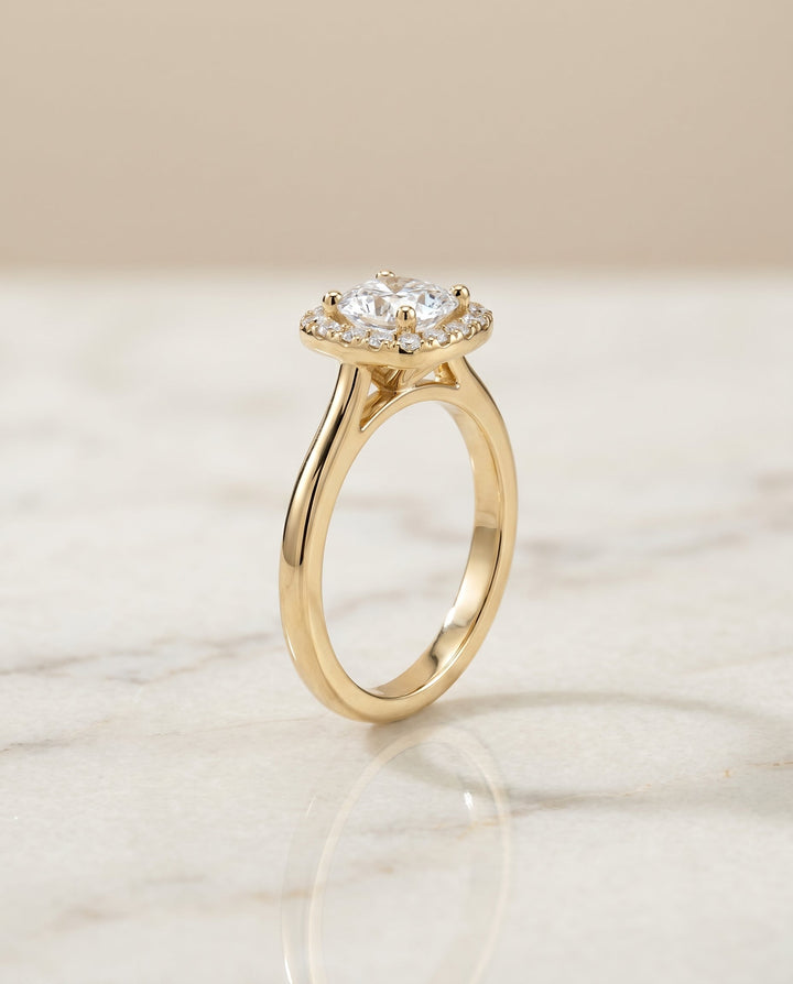 ตัวเรือนแหวนหมั้นประดับเพชรแบบ Kate Pavé Halo สำหรับเพชรทรง Cushion ผลิตจากทองคำ 18K