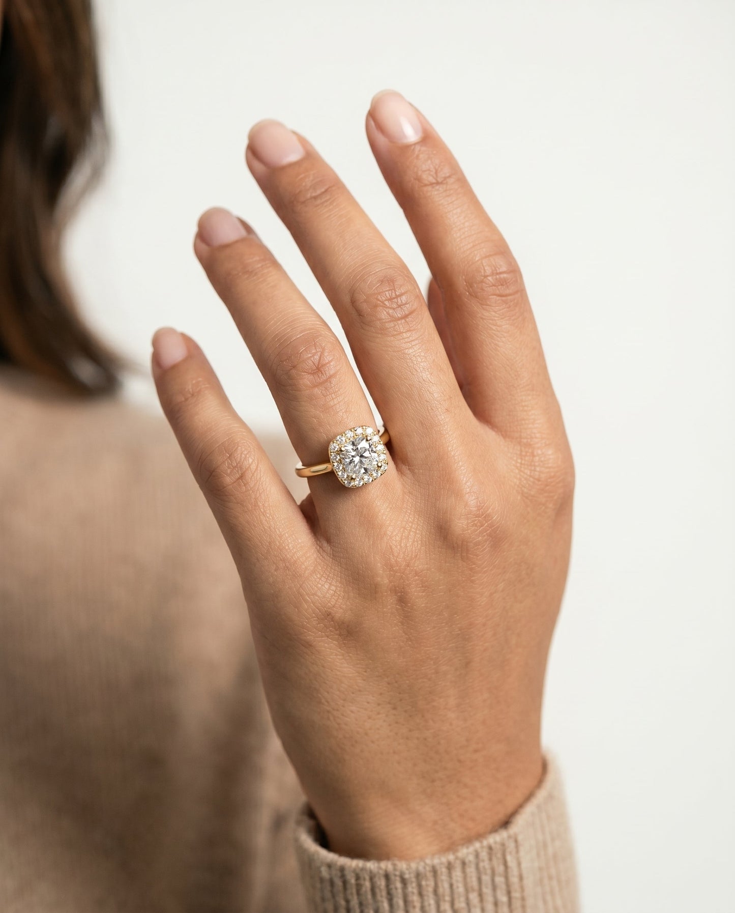 ตัวเรือนแหวนหมั้นประดับเพชรแบบ Kate Pavé Halo สำหรับเพชรทรง Cushion ผลิตจากทองคำ 18K