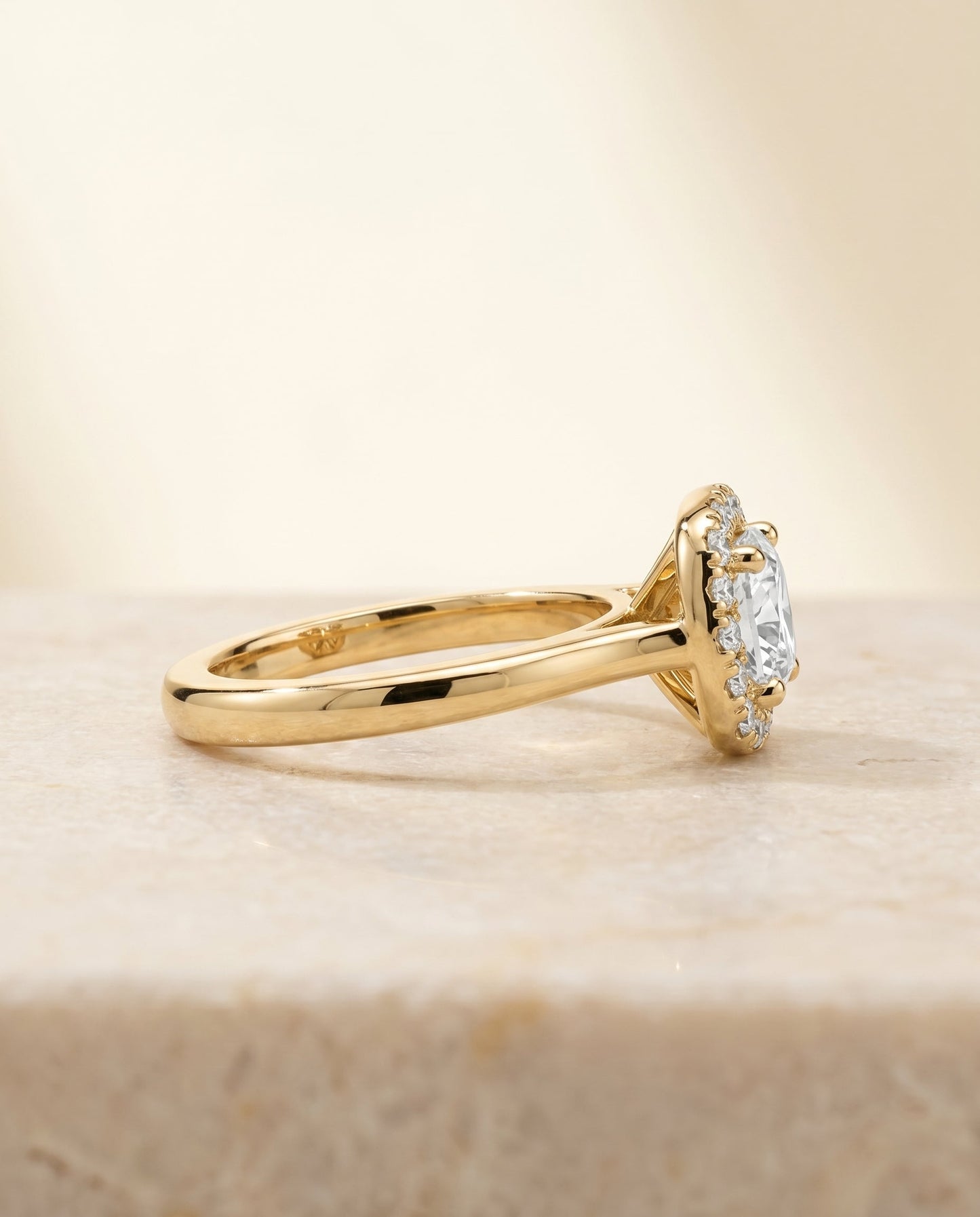ตัวเรือนแหวนหมั้นประดับเพชรแบบ Kate Pavé Halo สำหรับเพชรทรง Cushion ผลิตจากทองคำ 18K