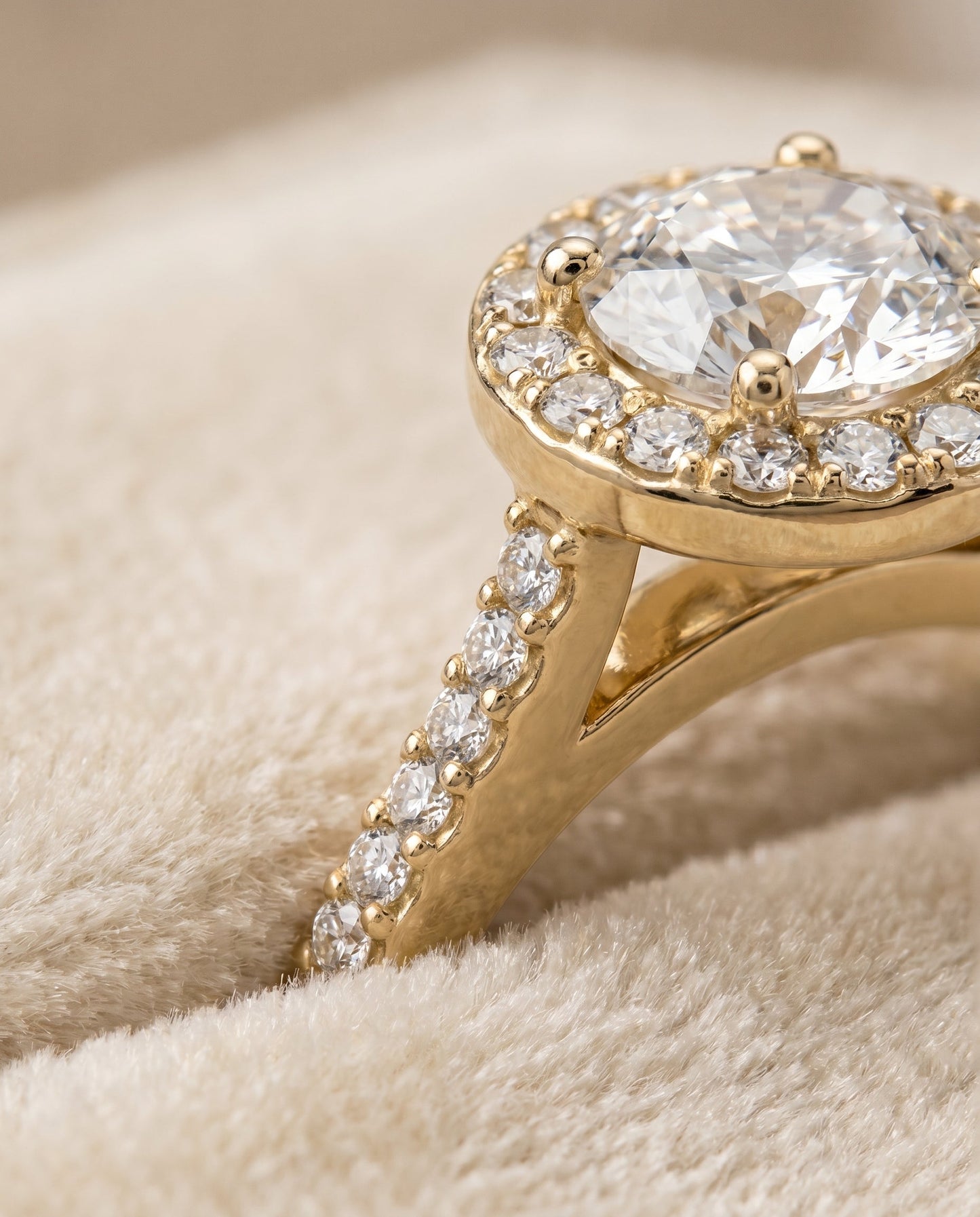 ตัวเรือนแหวนหมั้น Taylor Pavé Halo สำหรับเพชรทรงกลมในทองคำ 18K