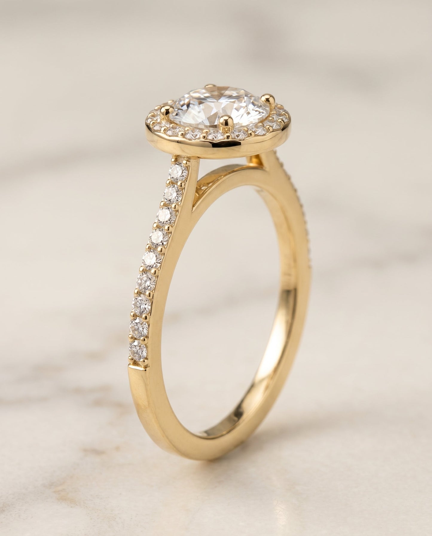 ตัวเรือนแหวนหมั้น Taylor Pavé Halo สำหรับเพชรทรงกลมในทองคำ 18K