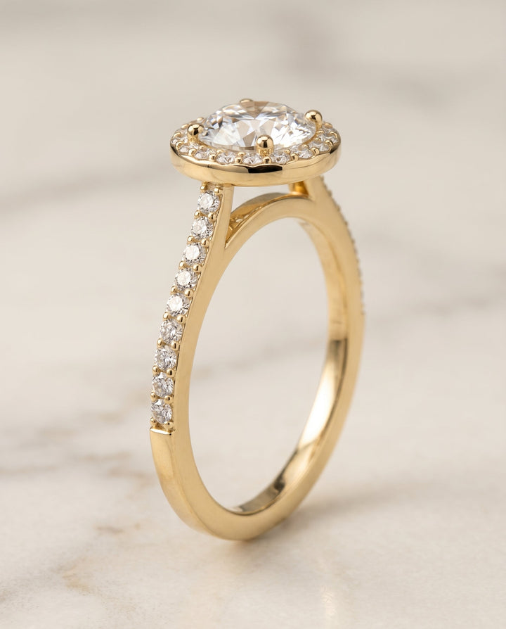 ตัวเรือนแหวนหมั้น Taylor Pavé Halo สำหรับเพชรทรงกลมในทองคำ 18K