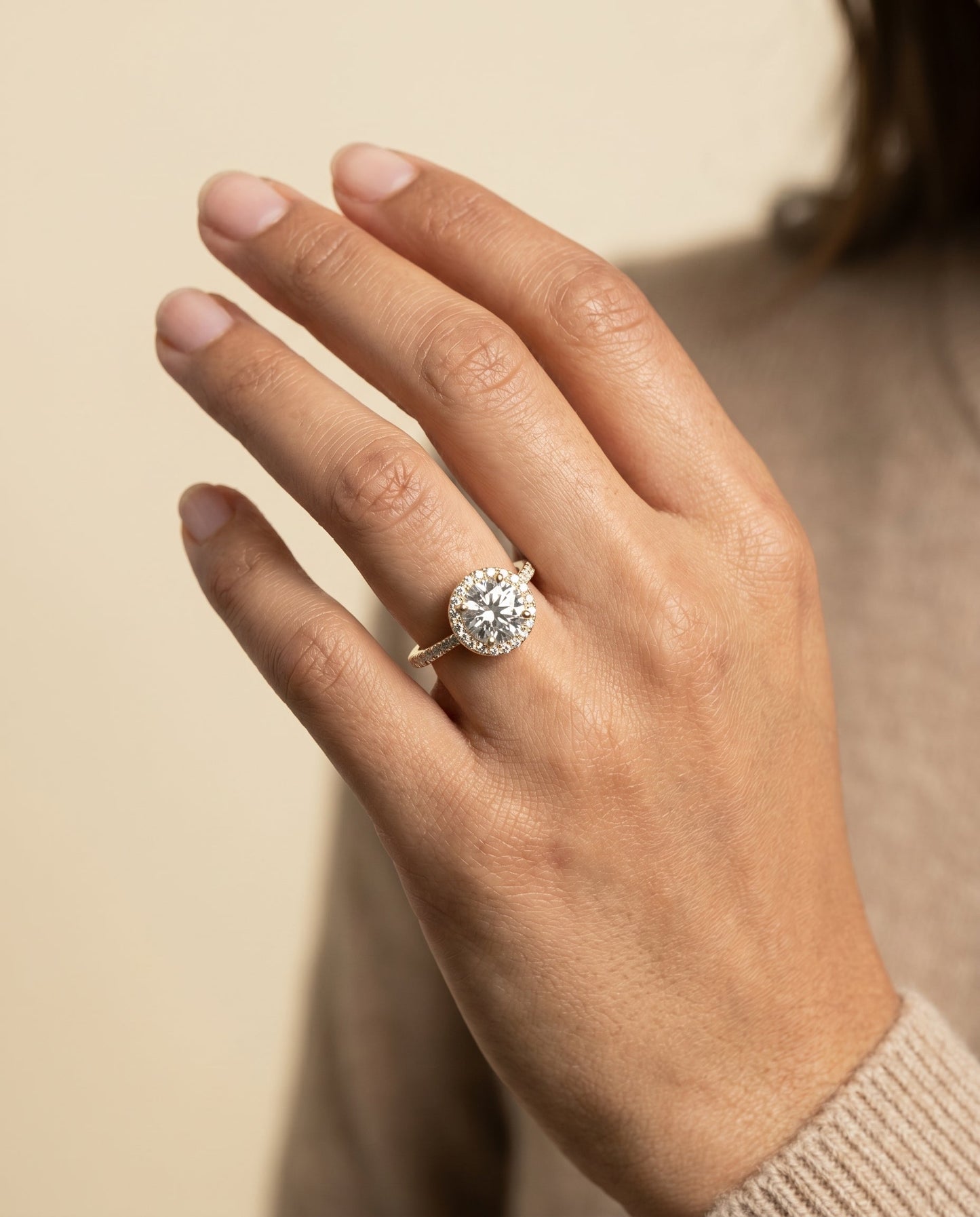 ตัวเรือนแหวนหมั้น Taylor Pavé Halo สำหรับเพชรทรงกลมในทองคำ 18K