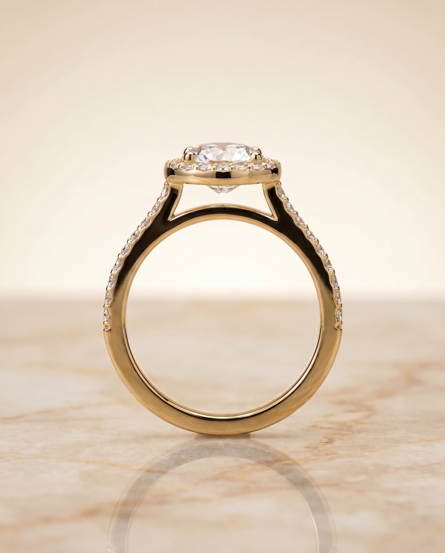 ตัวเรือนแหวนหมั้น Taylor Pavé Halo สำหรับเพชรทรงกลมในทองคำ 18K
