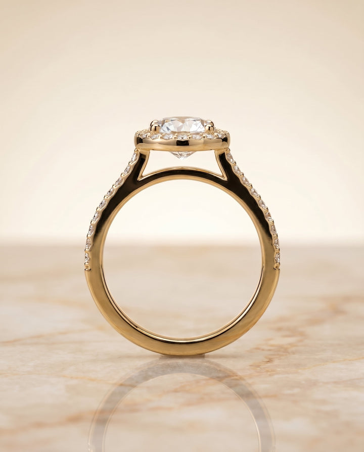 ตัวเรือนแหวนหมั้น Taylor Pavé Halo สำหรับเพชรทรงกลมในทองคำ 18K