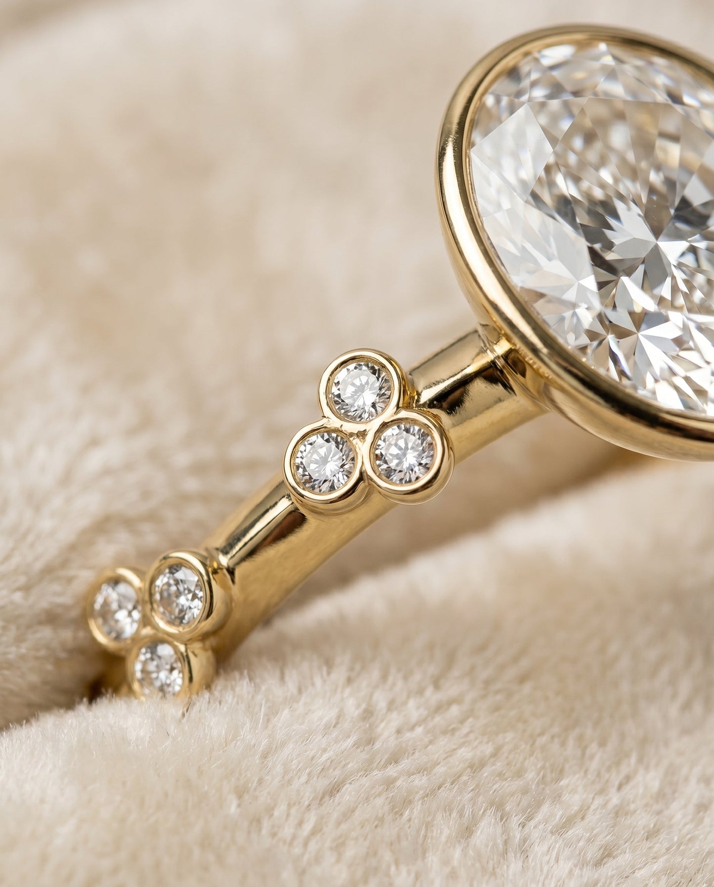 ตัวเรือนแหวนหมั้นประดับเพชรเม็ดเดี่ยว Miley Bezel สำหรับเพชรทรงไข่ ตัวเรือนทอง 18K