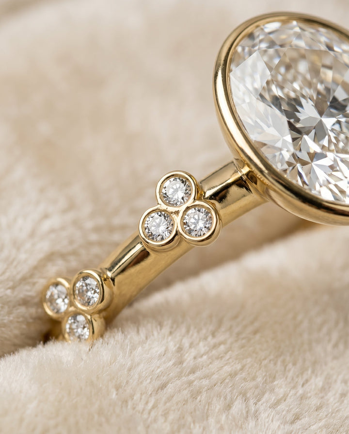 ตัวเรือนแหวนหมั้นประดับเพชรเม็ดเดี่ยว Miley Bezel สำหรับเพชรทรงไข่ ตัวเรือนทอง 18K