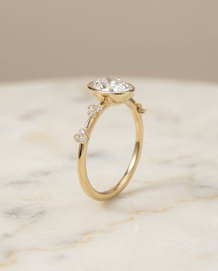 ตัวเรือนแหวนหมั้นประดับเพชรเม็ดเดี่ยว Miley Bezel สำหรับเพชรทรงไข่ ตัวเรือนทอง 18K