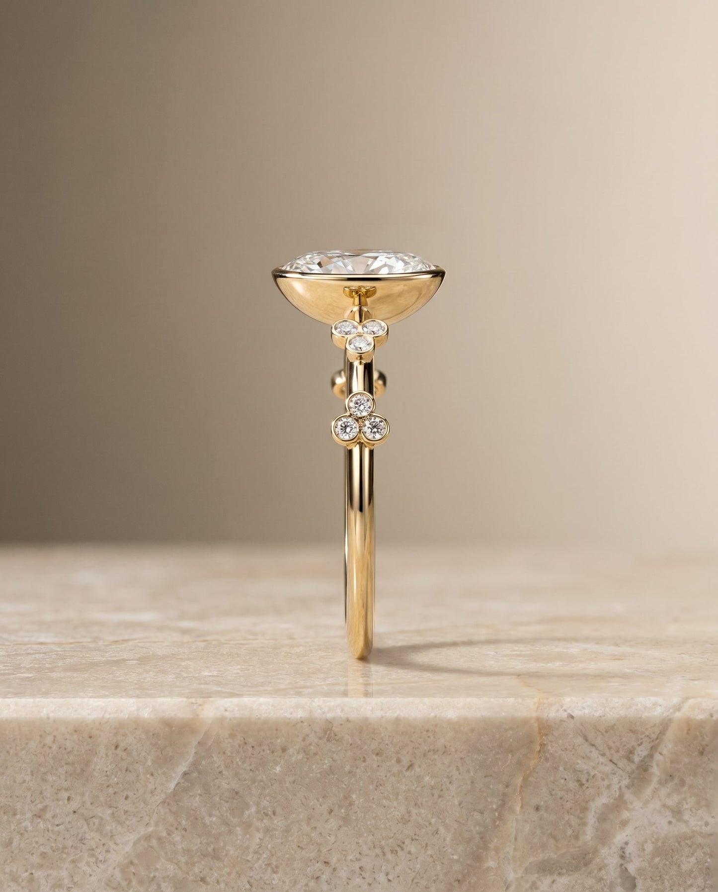 ตัวเรือนแหวนหมั้นประดับเพชรเม็ดเดี่ยว Miley Bezel สำหรับเพชรทรงไข่ ตัวเรือนทอง 18K