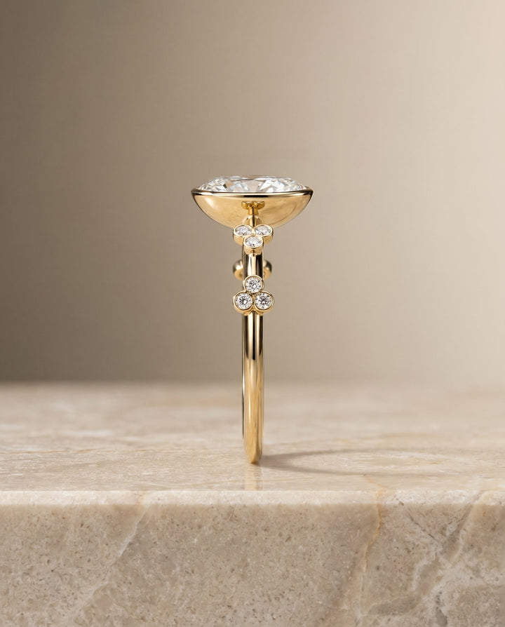 ตัวเรือนแหวนหมั้นประดับเพชรเม็ดเดี่ยว Miley Bezel สำหรับเพชรทรงไข่ ตัวเรือนทอง 18K